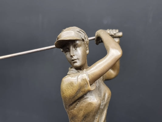 Sculpture Joueuse de golf en bronze de haute qualité sur socle en marbre vert.