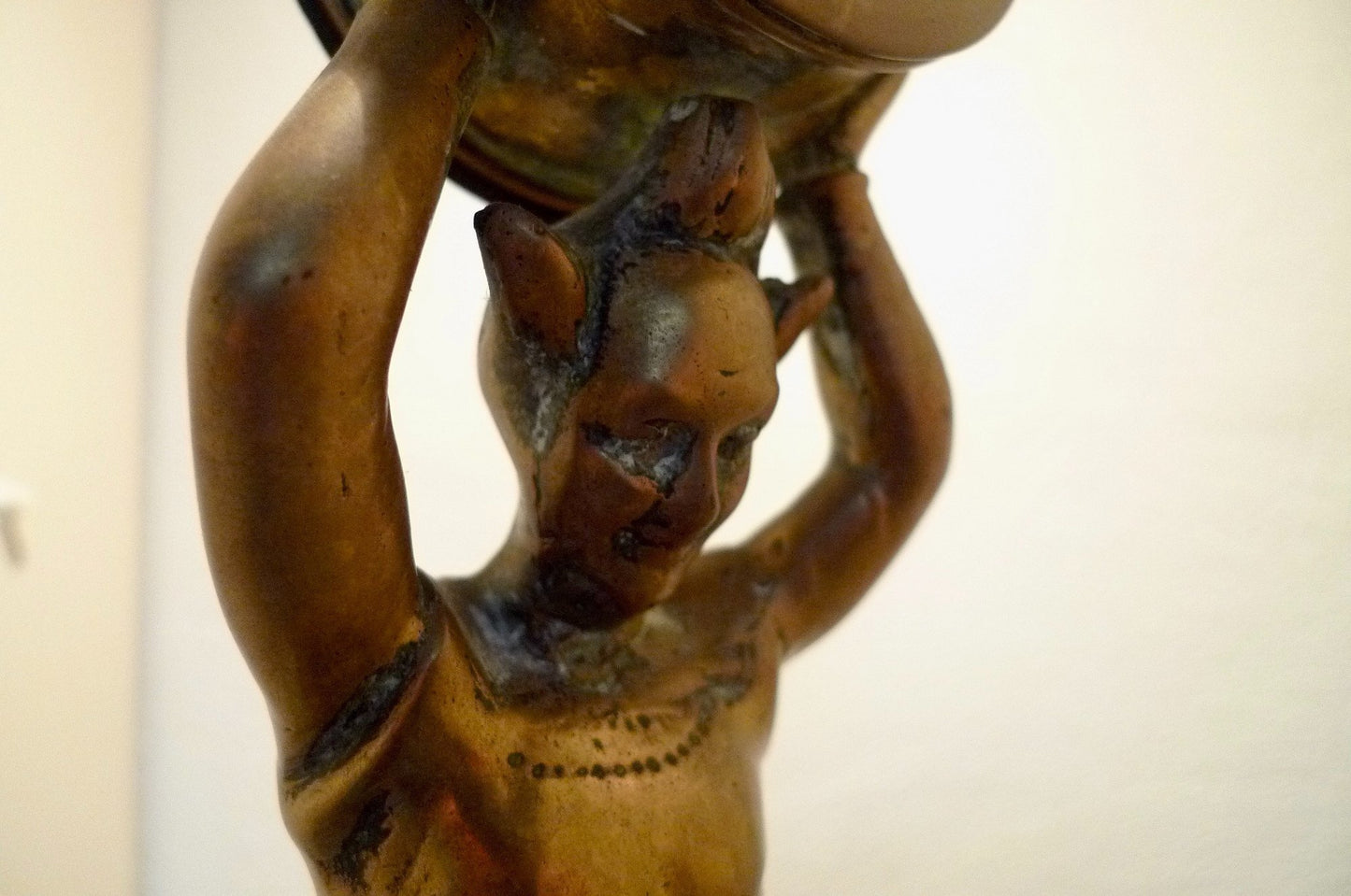 Superbe horloge originale portée par un "clown" en bronze sur piédestal en cuivre.