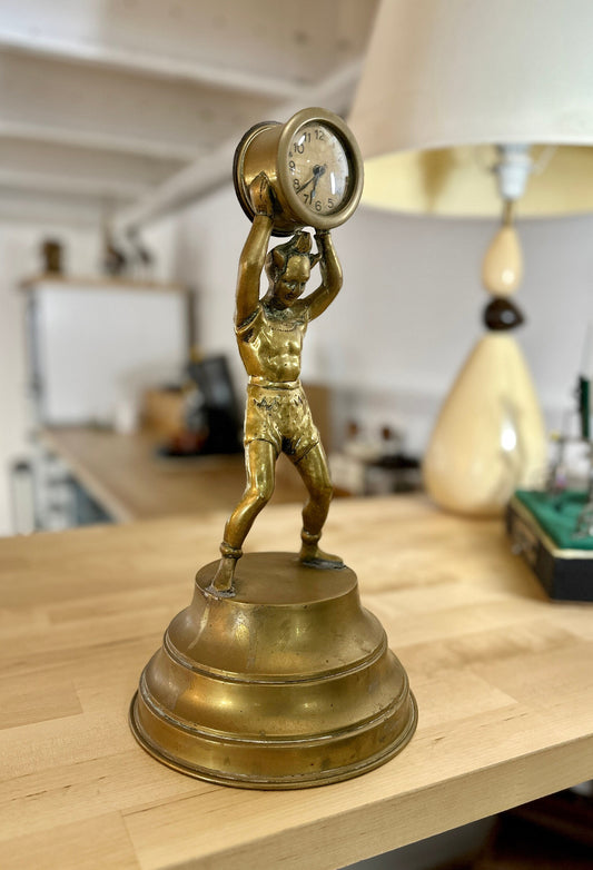 Superbe horloge originale portée par un "clown" en bronze sur piédestal en cuivre.