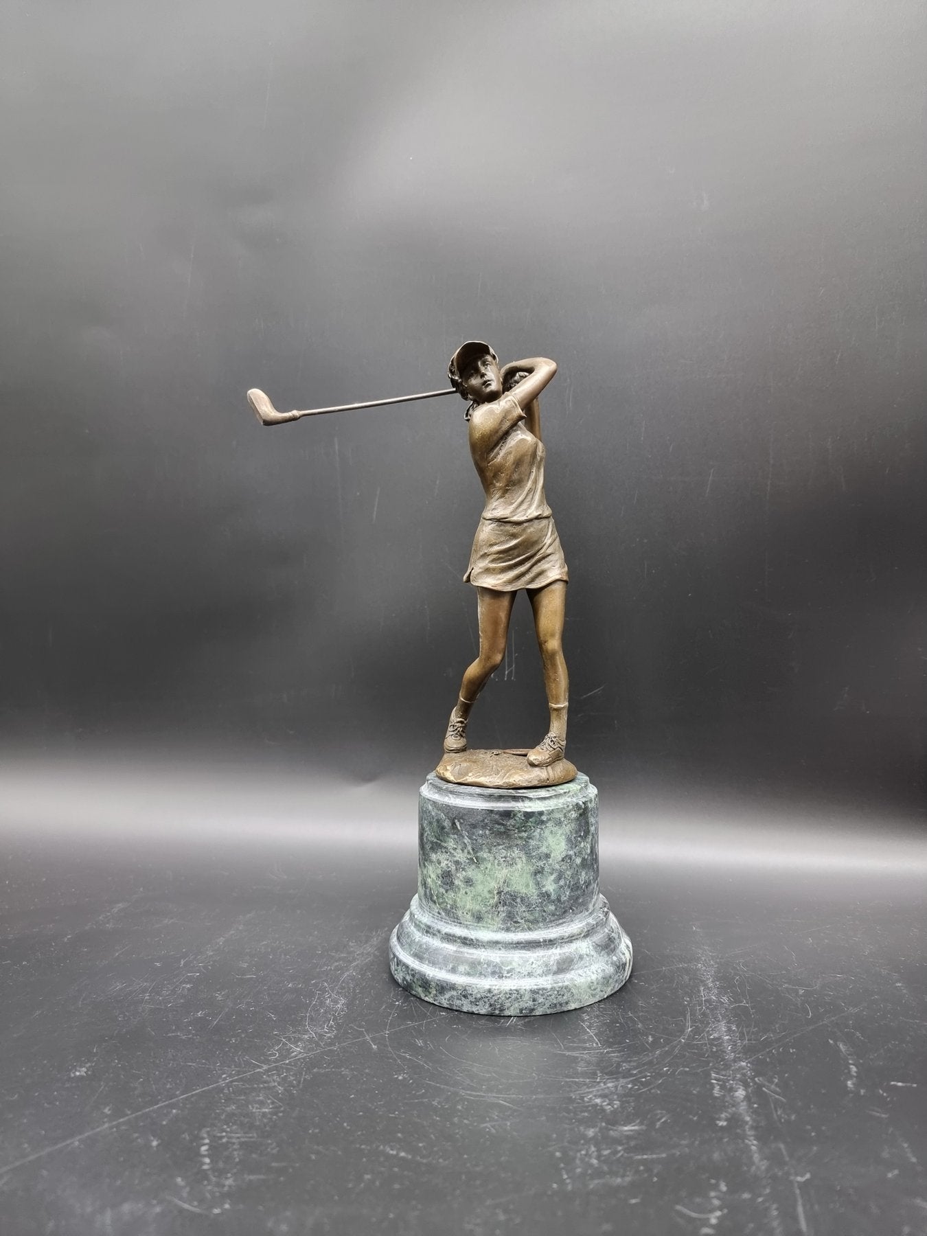 Sculpture Joueuse de golf en bronze de haute qualité sur socle en marbre vert.