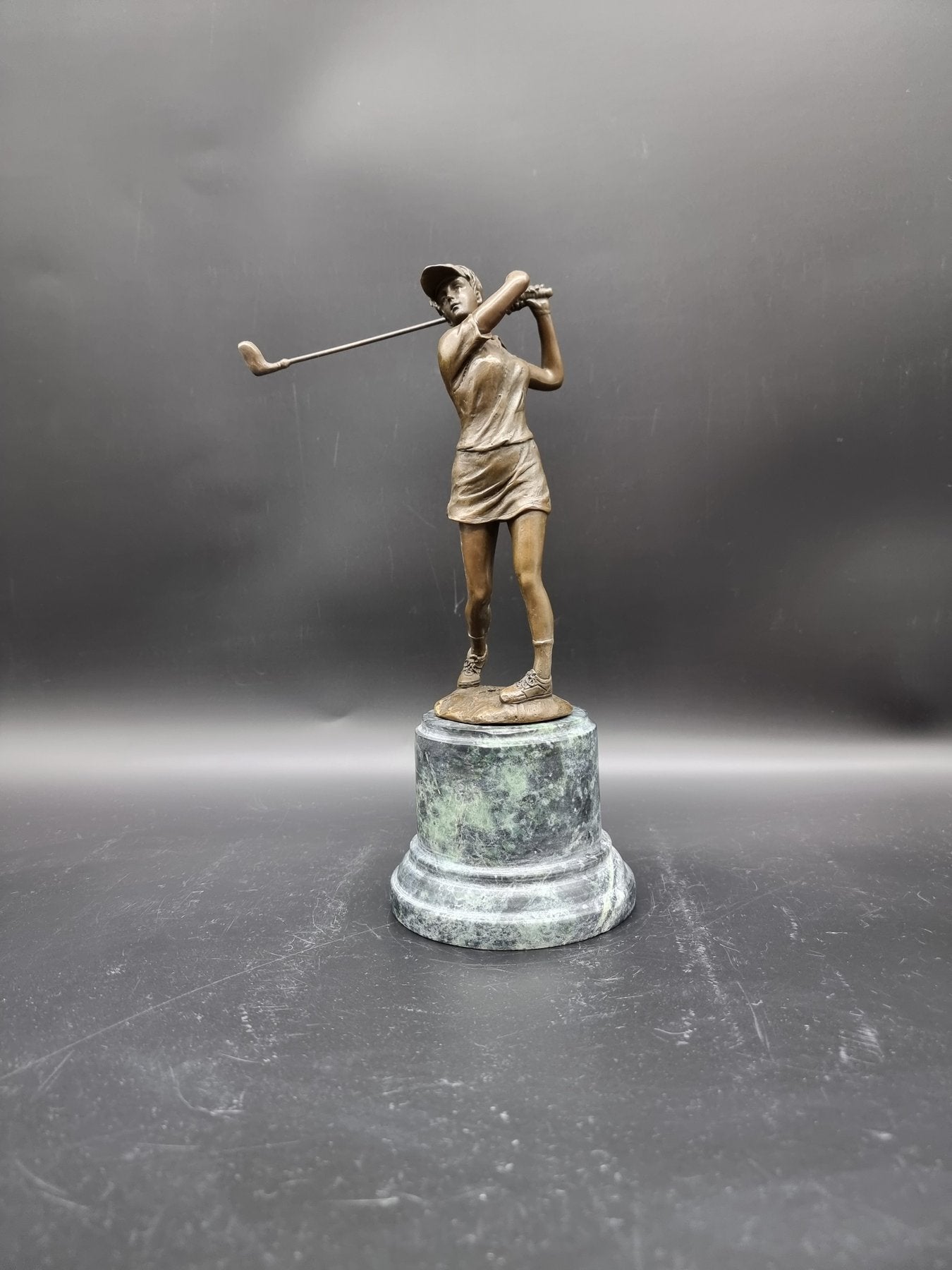 Sculpture Joueuse de golf en bronze de haute qualité sur socle en marbre vert.