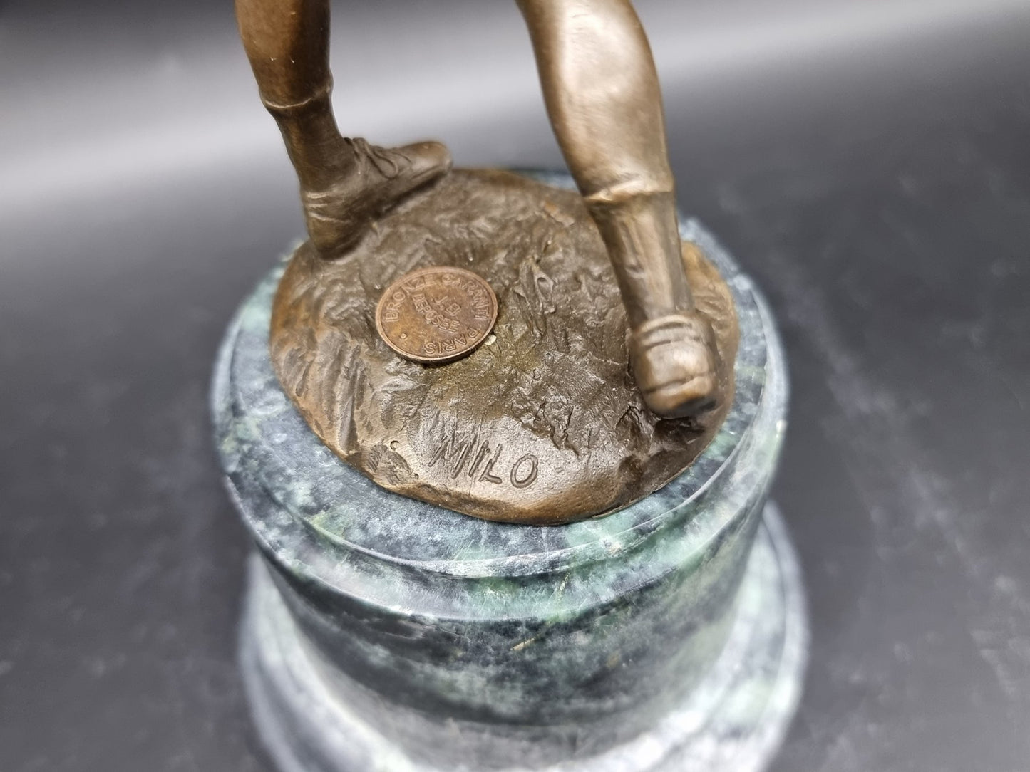 Sculpture Joueuse de golf en bronze de haute qualité sur socle en marbre vert.