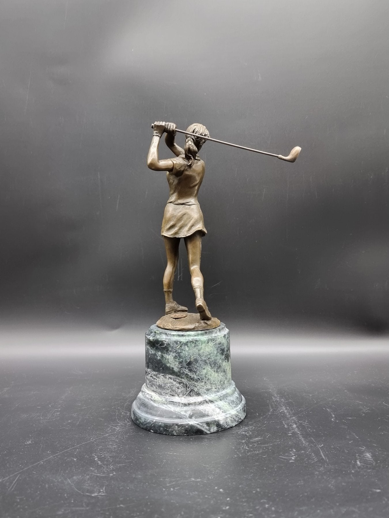 Sculpture Joueuse de golf en bronze de haute qualité sur socle en marbre vert.
