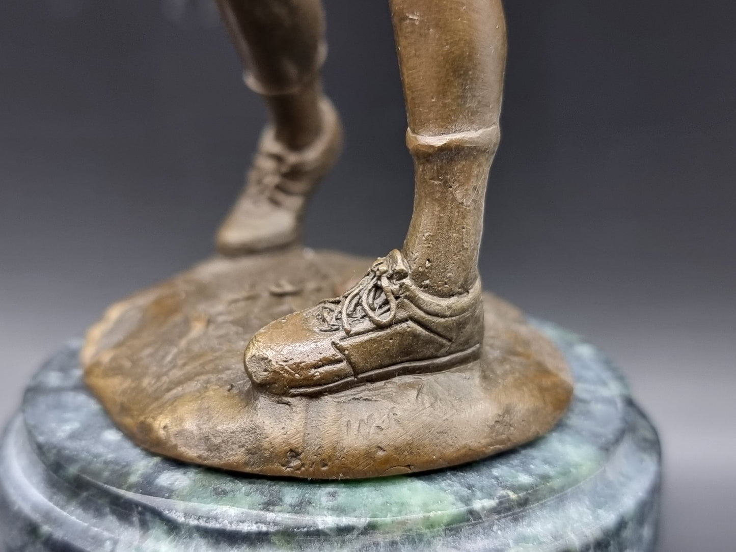 Sculpture Joueuse de golf en bronze de haute qualité sur socle en marbre vert.