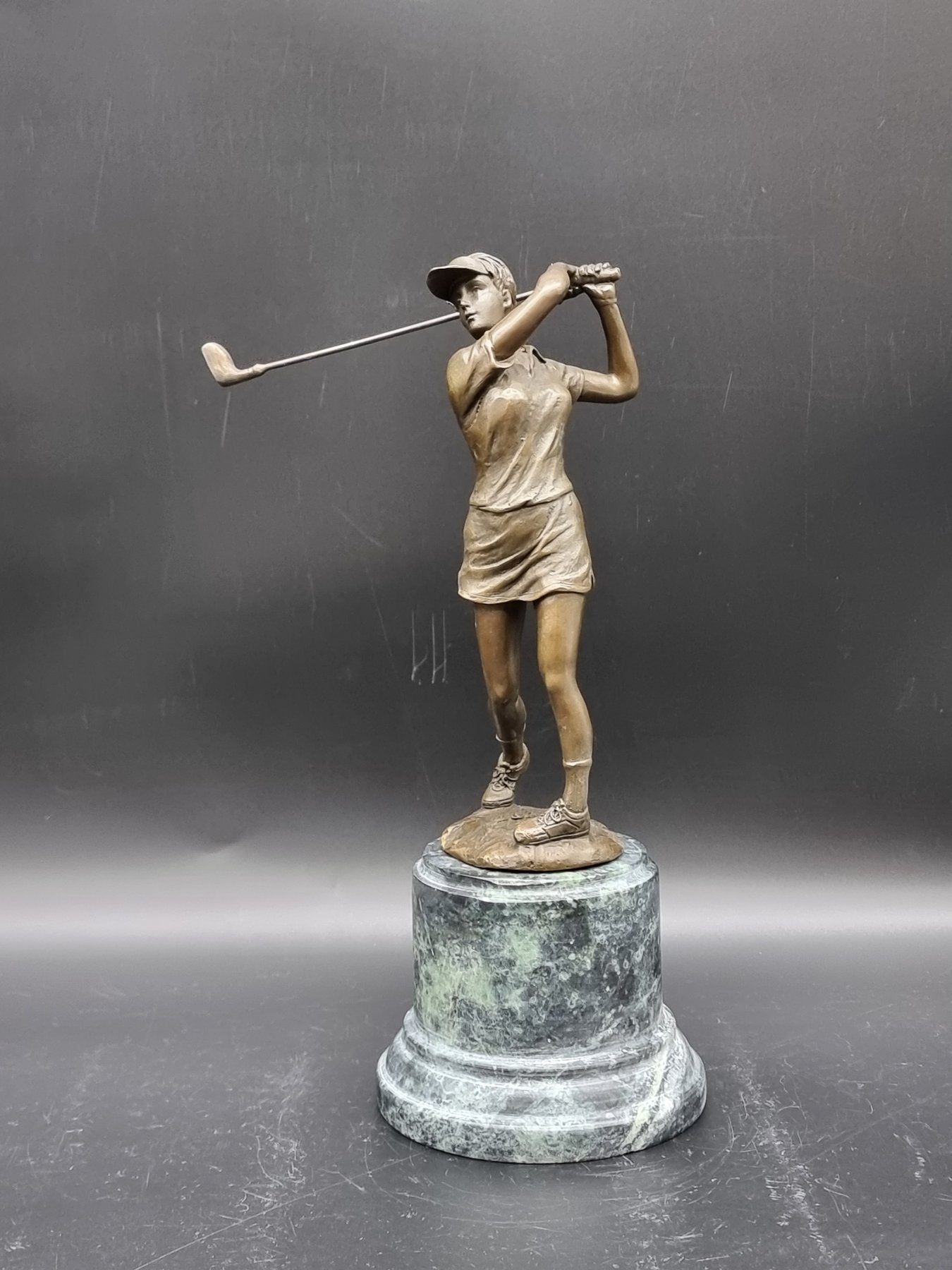 Sculpture Joueuse de golf en bronze de haute qualité sur socle en marbre vert.