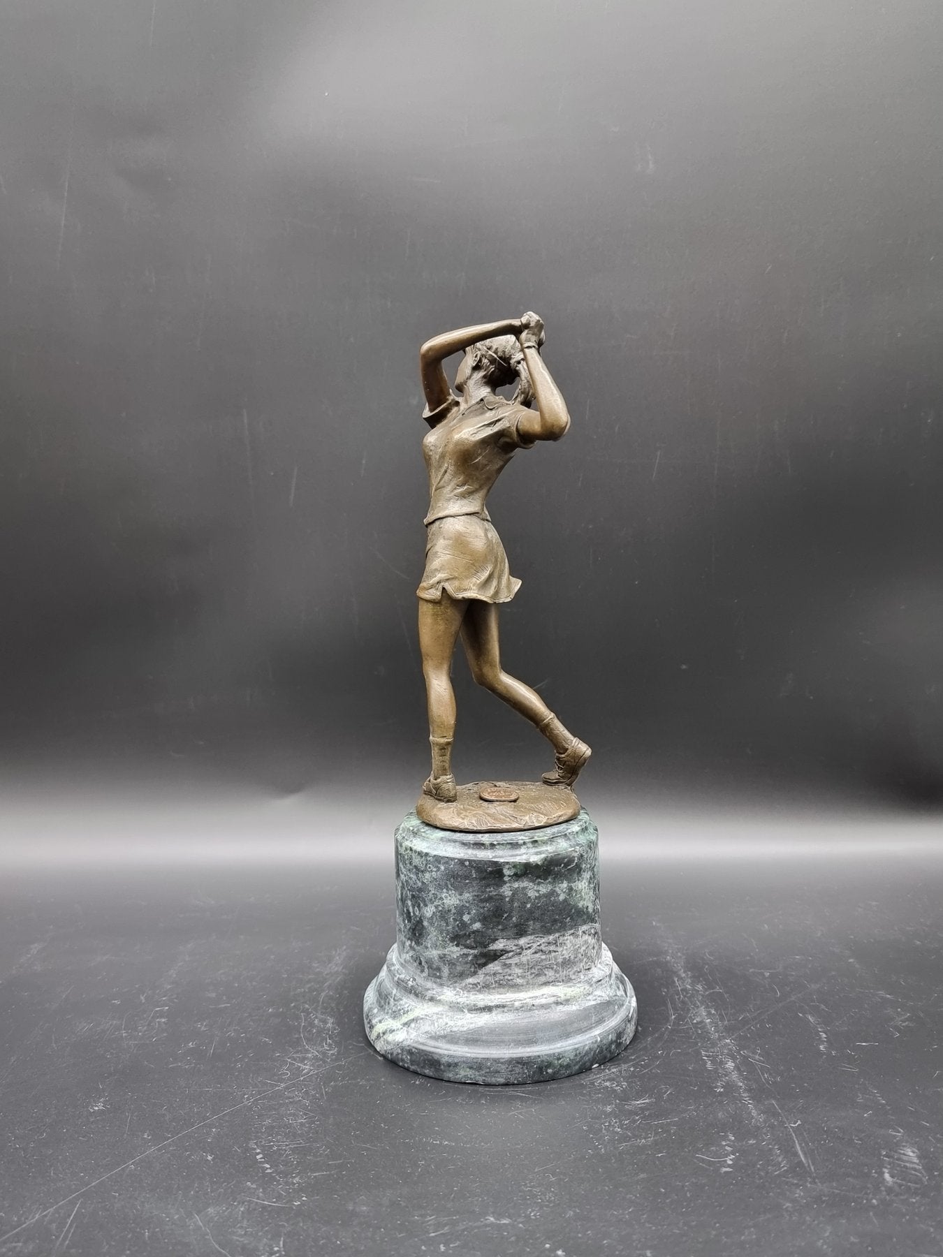 Sculpture Joueuse de golf en bronze de haute qualité sur socle en marbre vert.