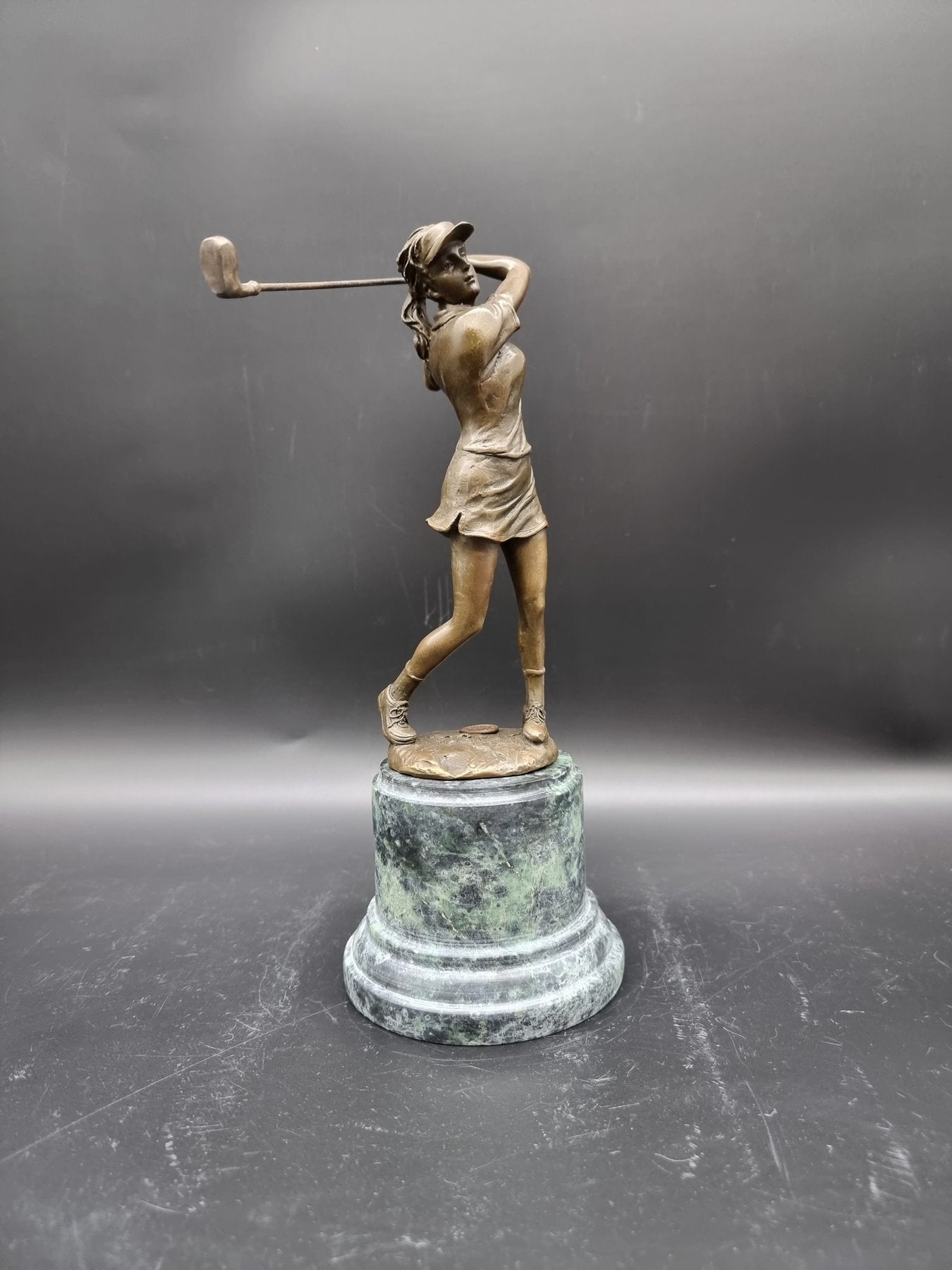 Sculpture Joueuse de golf en bronze de haute qualité sur socle en marbre vert.