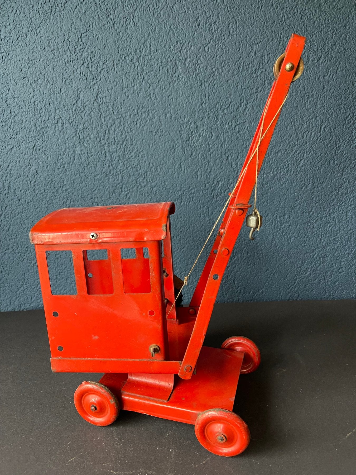 Grue rouge-orange de fabrication anglaise en métal - Jouet Vintage