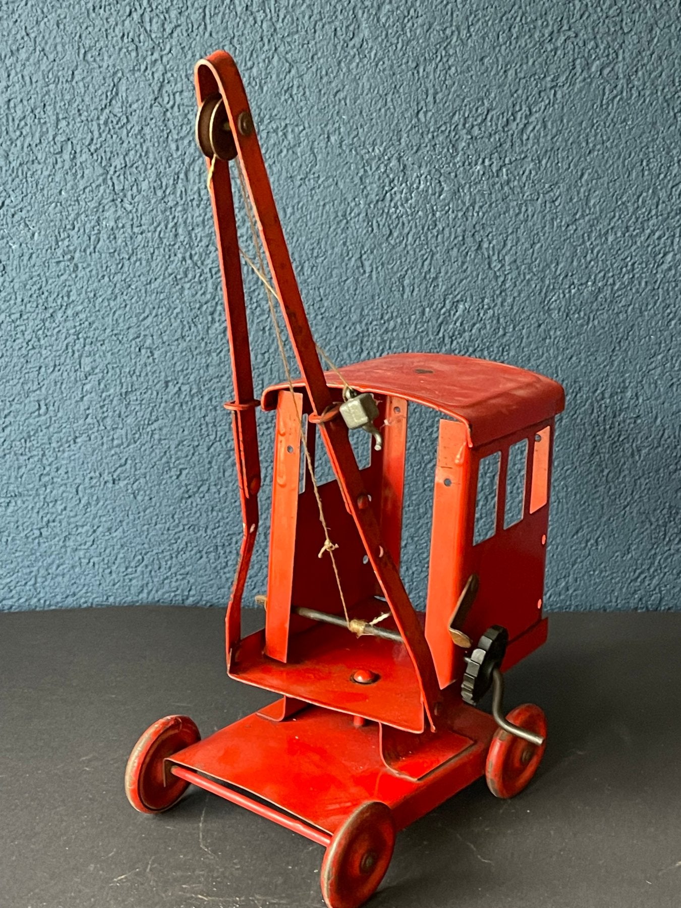 Grue rouge-orange de fabrication anglaise en métal - Jouet Vintage