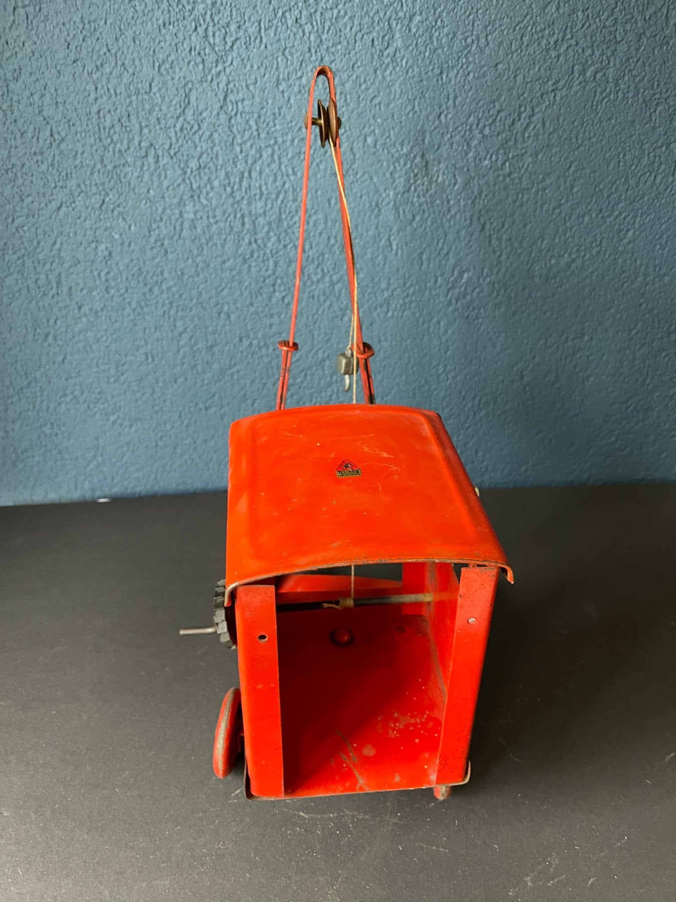 Grue rouge-orange de fabrication anglaise en métal - Jouet Vintage