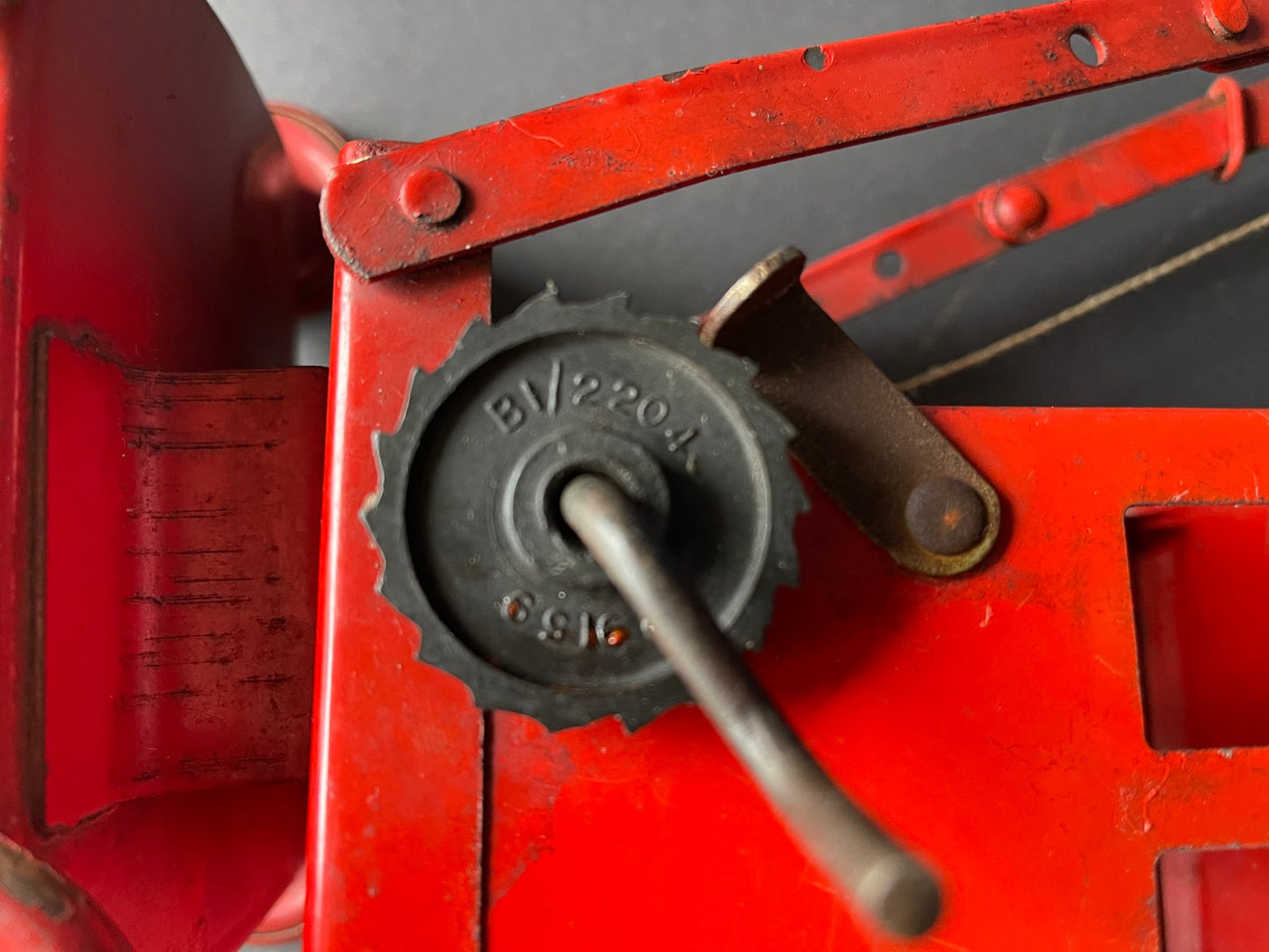 Grue rouge-orange de fabrication anglaise en métal - Jouet Vintage