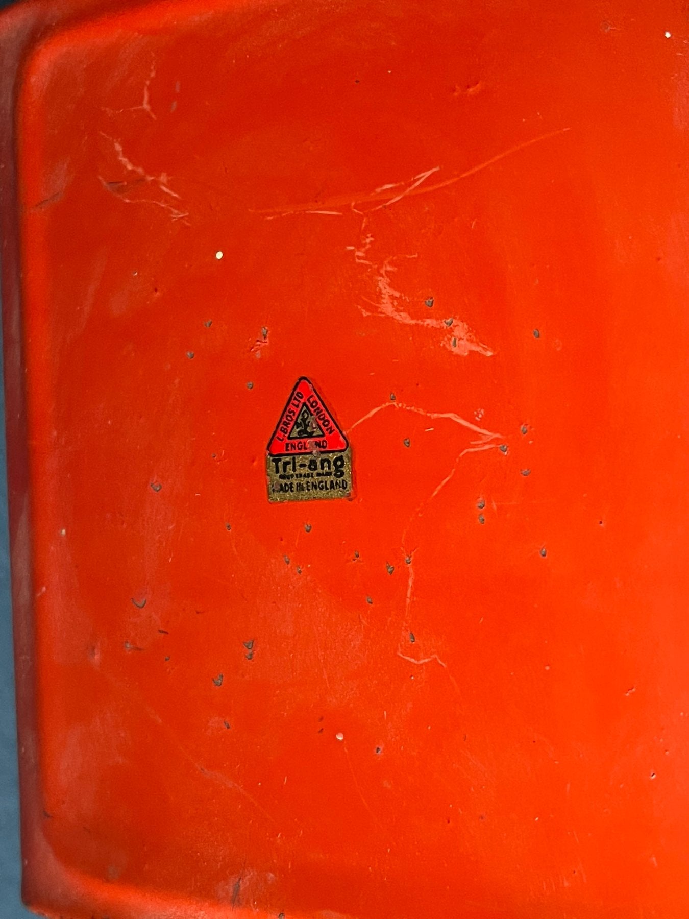 Grue rouge-orange de fabrication anglaise en métal - Jouet Vintage