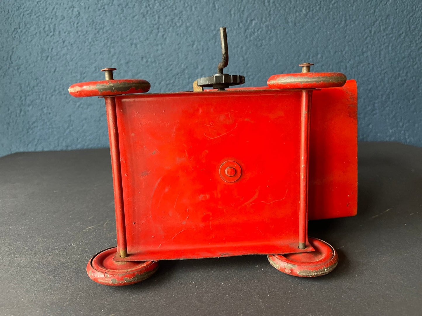 Grue rouge-orange de fabrication anglaise en métal - Jouet Vintage