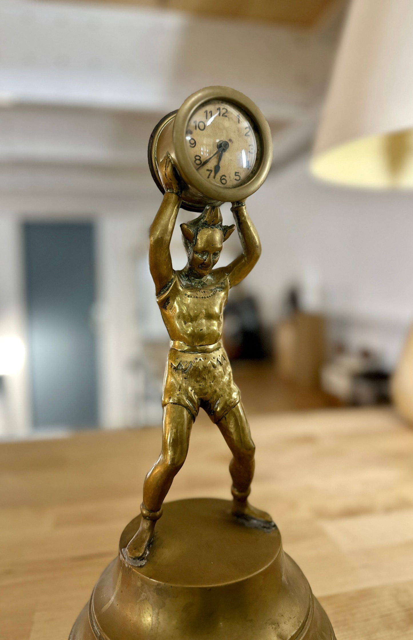 Superbe horloge originale portée par un "clown" en bronze sur piédestal en cuivre.