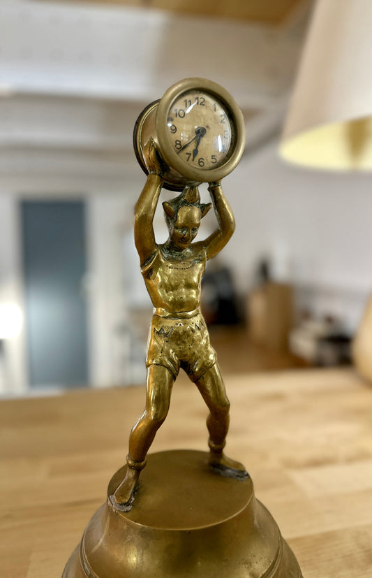 Superbe horloge originale portée par un "clown" en bronze sur piédestal en cuivre.