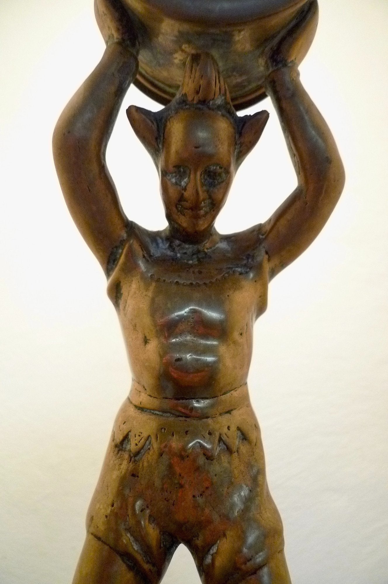 Superbe horloge originale portée par un "clown" en bronze sur piédestal en cuivre.