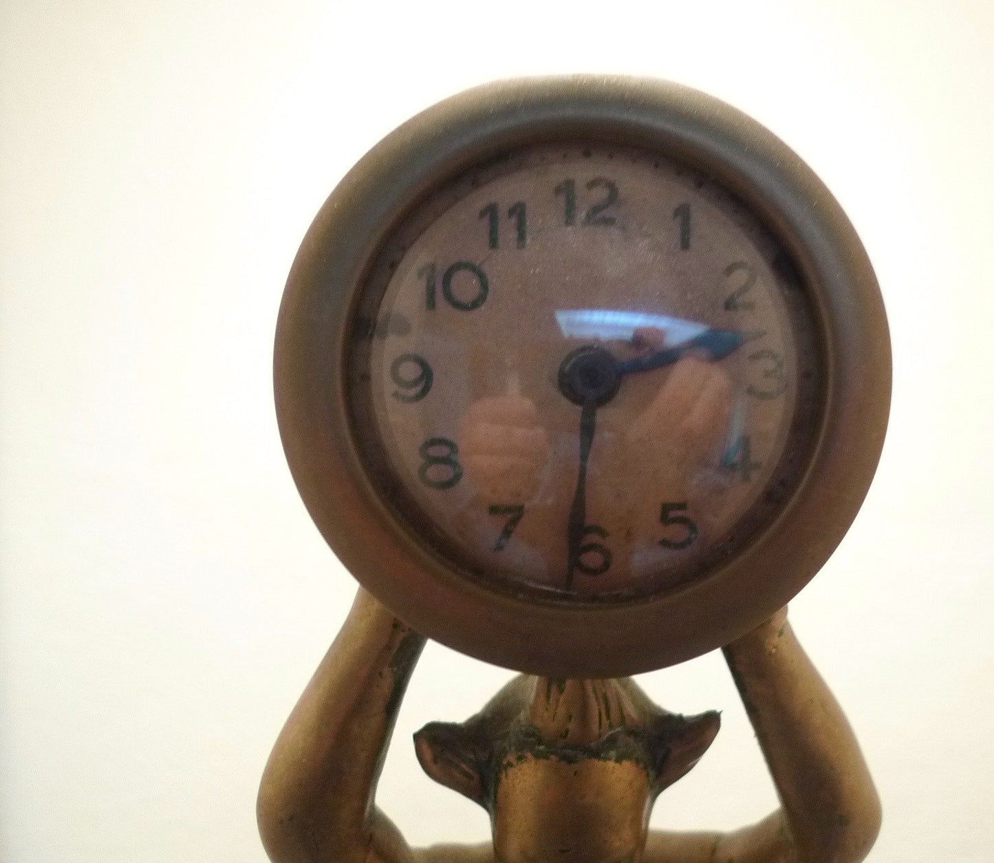 Superbe horloge originale portée par un "clown" en bronze sur piédestal en cuivre.