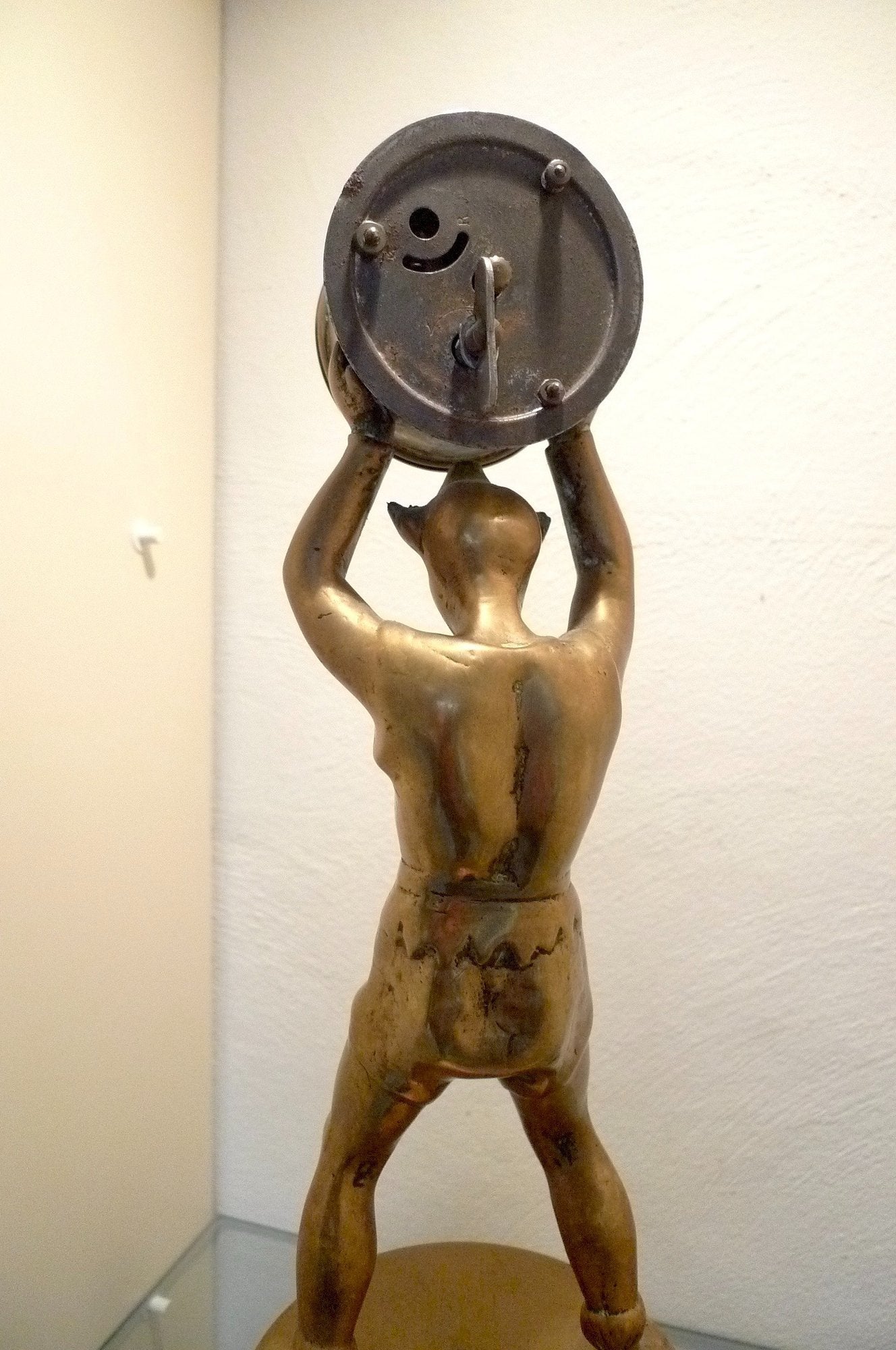 Superbe horloge originale portée par un "clown" en bronze sur piédestal en cuivre.