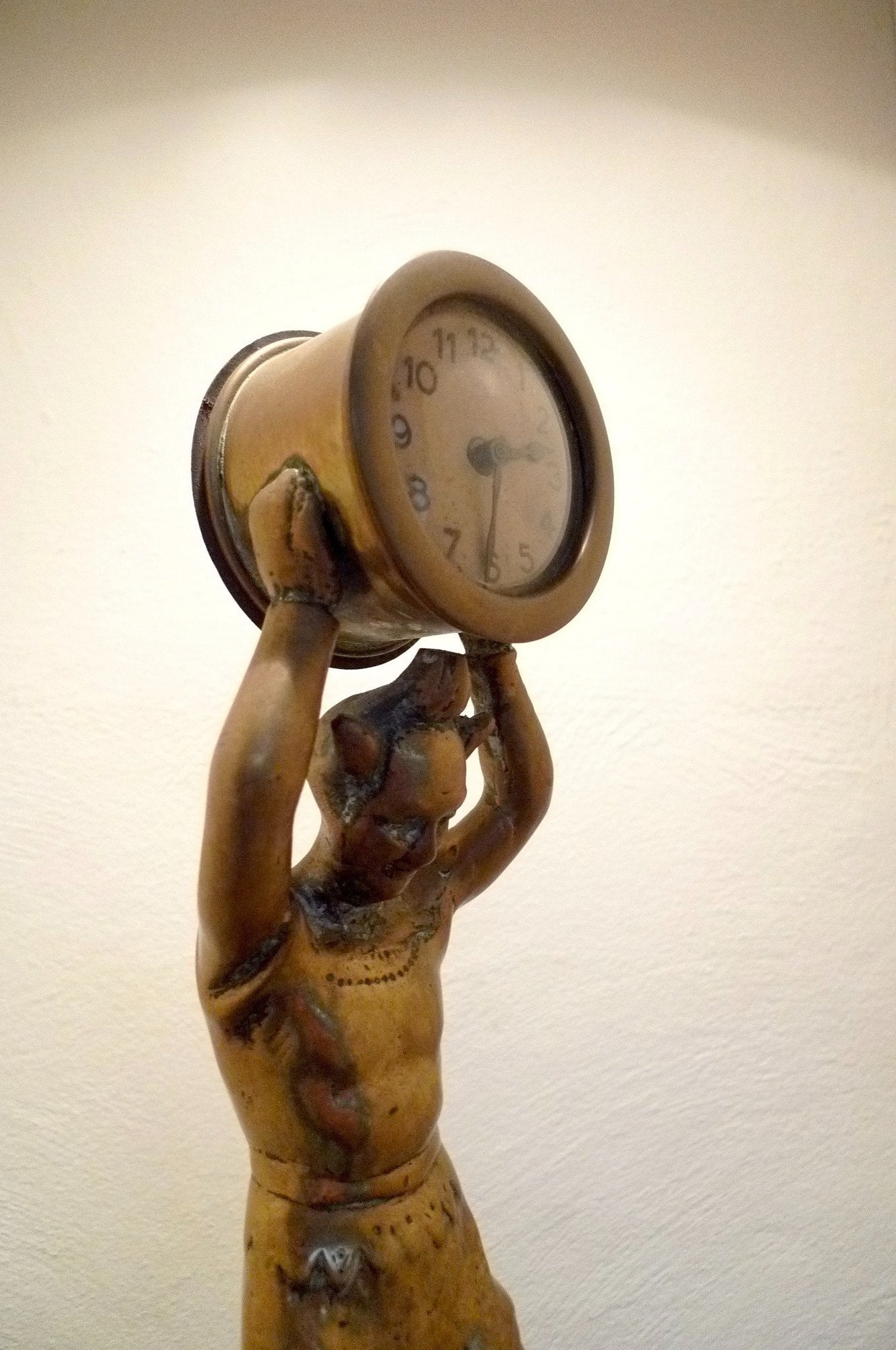 Superbe horloge originale portée par un "clown" en bronze sur piédestal en cuivre.