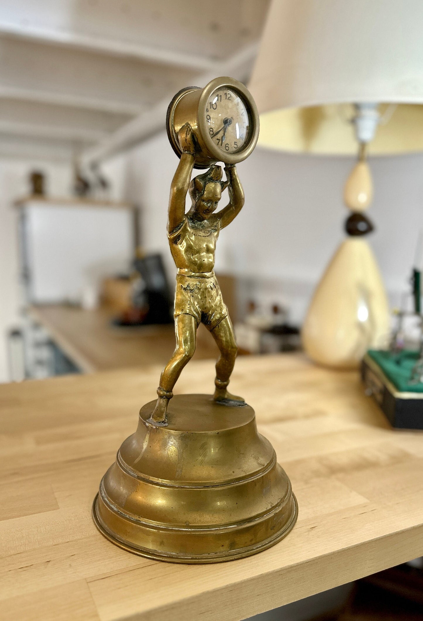 Superbe horloge originale portée par un "clown" en bronze sur piédestal en cuivre.