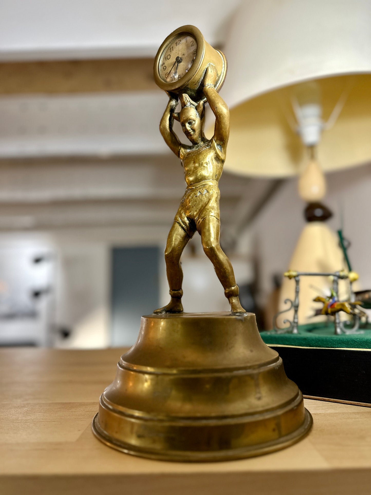 Superbe horloge originale portée par un "clown" en bronze sur piédestal en cuivre.